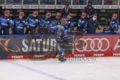 DEL - Eishockey - Saison 2020/21 - ERC Ingolstadt - EHC Red Bull München - Der 2:2 Ausgleichstreffer durch Mathew Bodie (#22 ERCI) - jubel - Abklatschen an der Bande - Foto: Jürgen Meyer