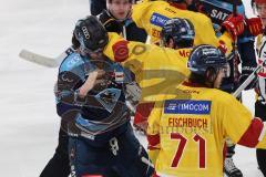 DEL; Playoffs; ERC Ingolstadt - DEG Düsseldorf; Schlägerei Tye McGinn (16 ERC) mit Alec McCrea (3 DEG)