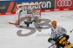 Penny DEL - Eishockey - Saison 2021/22 - ERC Ingolstadt - Fishtown Pinguin Bremerhaven - B.Maxwell Torwart Bremerhaven - Brandon Defazio (#24 ERCI) -  Foto: Jürgen Meyer