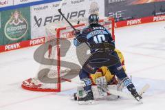 DEL; Playoffs; ERC Ingolstadt - DEG Düsseldorf; Mirko Höfflin (10 - ERC) stochert den Puck vom Tornetz runter ins Tor zum 4:6 Anschlusstreffer, Tor Jubel Treffer gegen Torwart Henrik Haukeland (Nr.40 - DEG)