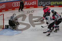 Penny DEL - Eishockey - Saison 2021/22 - ERC Ingolstadt - Nürnberg Ice Tigers - Niklas Treutle Torwart (#31 Nürnberg) - Wayne Simpson (#21 ERCI) -  Foto: Jürgen Meyer