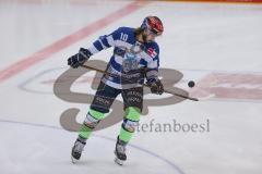 DEL - Eishockey - Saison 2020/21 - ERC Ingolstadt - Eisbären Berlin - Mirko Höfflin (#10 ERCI) jogliert mit dem Puck - beim warm machen - Foto: Jürgen Meyer