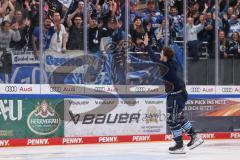 DEL; Playoffs; ERC Ingolstadt - DEG Düsseldorf; Sieg Jubel Freude Halbfinale erreicht, Fan Fankurve Banner Fahnen Spruchband Spieler bedanken sich bei den Fans, Tye Ronning (26 ERC)