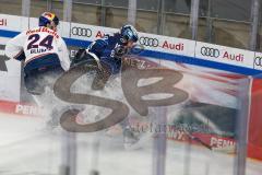 Penny DEL - Eishockey - Saison 2021/22 - ERC Ingolstadt - EHC Red Bull München - Jonathon Blum (#24 München) - Wojciech Stachowiak (#19 ERCI) -  Foto: Jürgen Meyer