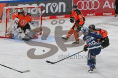 Penny DEL - Eishockey - Saison 2021/22 - ERC Ingolstadt - Grizzlys Wolfsburg -  Dustin Strahlmeier Torwart (#1 Wolfsburg) - Samuel Soramies (#28 ERCI) - Gerrit Fauser (#23 Wolfsburg) - Foto: Jürgen Meyer