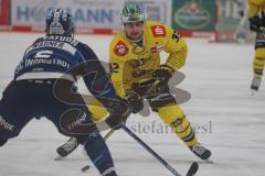 Penny DEL - Eishockey - Saison 2021/22 - ERC Ingolstadt - Krefeld Pinguine - Anton Berlyov (Nr.32 - Krefeld Pinguine) - Fabio Wagner (#5 ERCI) -  Foto: Jürgen Meyer