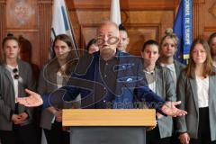 ERC Ingolstadt - Vizemeisterschaftsfeier am Rathausplatz - Saison 2022/2023 - President Peter Kössler - bei der Ehrung der Pokalsieger der Frauenmannschaft - Foto: Meyer Jürgen