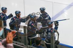 Penny DEL - Eishockey - Saison 2021/22 - ERC Ingolstadt - Schwenninger Wild Wings -  Der 1:1 Ausgleichstreffer durch Louis-Marc Aubry (#11 ERCI) - jubel - Abklatschen an der Bande - Foto: Jürgen Meyer