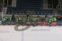 DEL - Eishockey - Saison 2020/21 - ERC Ingolstadt - Nürnberg Ice Tigers  - Der 2:0 Treffer durch Mirko Höfflin (#10 ERCI) -jubel - Abklatschen an der Bande - - Foto: Jürgen Meyer