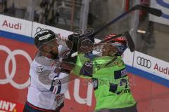 DEL - Eishockey - Saison 2020/21 - ERC Ingolstadt - Nürnberg Ice Tigers  - Samuel Soramies (#28 ERCI) und Dane Fox (#74 Nürnberg) Boxkampf - Foto: Jürgen Meyer