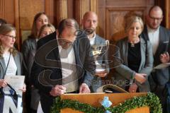 ERC Ingolstadt - Vizemeisterschaftsfeier am Rathausplatz - Saison 2022/2023 - Abteilungsleiter Jürgen Misslbeck beim eintragen ins goldene Buch - Foto: Meyer Jürgen