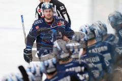 Penny DEL - Eishockey - Saison 2021/22 - ERC Ingolstadt - Augsburger Panther - Der 4:1 Führungstreffer durch Wayne Simpson (#21 ERCI) - jubel - Abklatschen bei den Mitspielern - Foto: Stefan Bösl