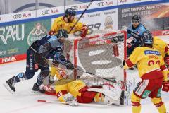 DEL; Playoffs; ERC Ingolstadt - DEG Düsseldorf; Mirko Höfflin (10 - ERC) stochert den Puck vom Tornetz runter ins Tor zum 4:6 Anschlusstreffer, Tor Jubel Treffer gegen Torwart Henrik Haukeland (Nr.40 - DEG) Bernhard Ebner (Nr.67 - DEG) Wayne Simpson (21 -