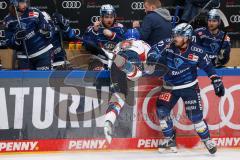 Penny DEL - Eishockey - Saison 2021/22 - ERC Ingolstadt - Adler Mannheim - Chris Bourque (#77 ERCI) checkt Joonas Lehtivuori (#6 Mannheim) an die Spielerbank -  Foto: Meyer Jürgen