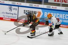 Penny DEL - Eishockey - Saison 2021/22 - ERC Ingolstadt - Fishtown Pinguin Bremerhaven - Justin Feser (#71 ERCI) - D.Uher #26 Bremerhaven -  Foto: Jürgen Meyer