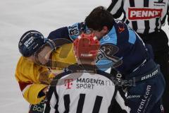 DEL; Playoffs; ERC Ingolstadt - DEG Düsseldorf; Schlägerei Tye McGinn (16 ERC) mit Alec McCrea (3 DEG)