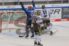 DEL - Eishockey - Saison 2020/21 - ERC Ingolstadt - Krefeld Pinguine - Der 4:3 Führungstreffer durch Frederik Storm (#9 ERCI) - Leon Niederberger (#17 Krefeld) - Constantin Braun (#11 Krefeld) - jubel - Foto: Jürgen Meyer