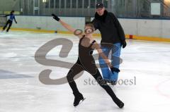 Training - ERC Eiskunstlauf Nachwuchs - Trainer Rolf Oesterreich mit Lena Altmann