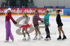 Eiskunstlauf - Training - Nachwuchs Ingolstadt - Trainerin gibt Anweisungen