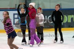 Eiskunstlauf - Training - Nachwuchs Ingolstadt - Trainerin gibt Anweisungen