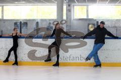 Training - ERC Eiskunstlauf Nachwuchs - Trainer Rolf Oesterreich an der Bande mit von links Lena Altmann Bettina Baumann