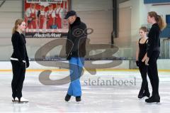 Training - ERC Eiskunstlauf Nachwuchs - Trainer Rolf Oesterreich - links Eva Dengler, rechts Lena Altmann und Bettina Baumann