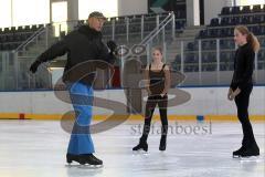 Training - ERC Eiskunstlauf Nachwuchs - Trainer Rolf Oesterreich - Lena Altmann und rechts Bettina Baumann