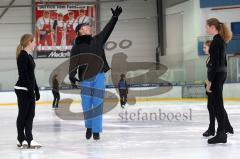 Training - ERC Eiskunstlauf Nachwuchs - Trainer Rolf Oesterreich - links Eva Dengler, rechts Lena Altmann und Bettina Baumann