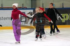 Eiskunstlauf - Training - Nachwuchs Ingolstadt - Trainerin gibt Anweisungen