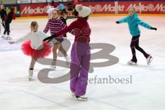 Eiskunstlauf - Training - Nachwuchs Ingolstadt - Trainerin gibt Anweisungen