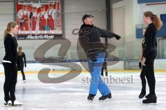 Training - ERC Eiskunstlauf Nachwuchs - Trainer Rolf Oesterreich - links Eva Dengler, rechts Lena Altmann und Bettina Baumann