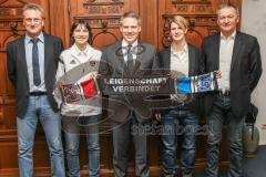 Fanschalübergabe an OB Dr. Christian Lösl von der Spendenaktion Hollerhaus. Von li nach re  Vertreter von FC Ingolstadt 04 Maximilian Bender- Mareike Eder - OB Dr. Christian Lösl - Vertreter ERC Ingolstadt Julia Huber ,Günter Byszio -  Foto: Jürgen Meyer