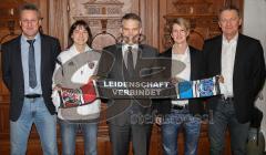 Fanschalübergabe an OB Dr. Christian Lösl von der Spendenaktion Hollerhaus. Von li nach re  Vertreter von FC Ingolstadt 04 Maximilian Bender- Mareike Eder - OB Dr. Christian Lösl - Vertreter ERC Ingolstadt Julia Huber, Günter Byszio -  Foto: Jürgen Meyer