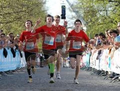 Die gewinnende Schülerstaffel im Zieleinlauf beim Ingolstädter Halbmarathon 2010