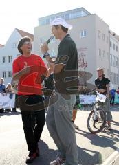 Der Organisator (r.) verkündet, dass er beim Halbmarathon teilnimmt