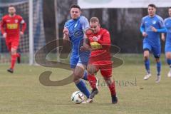 Kreisliga - Saison 2024/25- SV Hundszell - TSV Kösching-  - Jonas Betz rot Kösching - Maximilian Friebe blau Hundszell - Foto: Meyer Jürgen