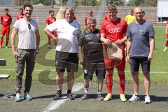 Bayernliga Süd - Saison 2021/2022 - FC Ingolstadt 04 II - SpVgg Hangkofen - Verabschiedung einiger Spieler - Ronnie Becht (NLZ-Leiter) - Vorstands- und Aufsichtsratsmitglied Andi Mayr - Betreuer Chedly Hachani - Fabio Meikis - Roland Reichel (Sportlicher 