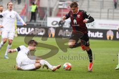 2.BL; FC Ingolstadt 04 - FC ST. Pauli; Dennis Eckert Ayensa (7, FCI) Zweikampf Kampf um den Ball Dzwigala Adam (25 Pauli)