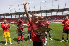 3. Liga; FC Ingolstadt 04 - VfB Lübeck; vor dem Spiel Tobias Schröck (21, FCI) letztes Heimspiel Verabschiedung , Fan Fankurve Banner Fahnen Spruchband Nummer 21