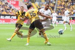 3. Liga; SG Dynamo Dresden - FC Ingolstadt 04; Zweikampf Kampf um den Ball Leon Guwara (6, FCI) Kammerknecht Claudio (15 DD) Hauptmann Niklas (27 DD)