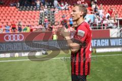 3. Liga; FC Ingolstadt 04 - SV Elversberg; Spieler bedanken sich bei den Fans, Tobias Schröck (21, FCI)