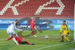 3. Liga - FSV Zwickau - FC Ingolstadt 04 - Torschuß Fatih Kaya (9, FCI), Nkansah Steffen (25 Zwickau) stört, Torwart Brinkies Johannes (1 Zwickau)