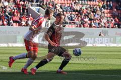 2.BL; FC Ingolstadt 04 - SSV Jahn Regensburg; Fatih Kaya (9, FCI) Benedikt Gimber (5 SSV) Zweikampf Kampf um den Ball