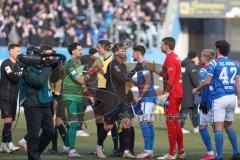 3. Liga - Saison 2025/26 - Hansa Rostock - FC Ingolstadt 04  - Die Mannschaften begrüßen sich - Torwart Kai Eisele (Nr.25 - FCI) - Simon Lorenz (Nr.32 - FCI) - Foto: Meyer Jürgen
