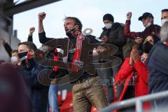 Relegation 1 - FC Ingolstadt 04 - VfL Osnabrück - Spiel ist aus, 3:0 Sieg, die Schanzer feiern mit den 250 Fans im Stadion Jubel Fans