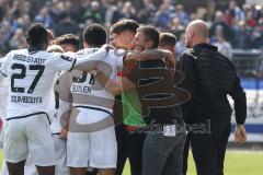 3. Liga; SV Meppen - FC Ingolstadt 04; Tor Jubel Treffer 0:1 Patrick Schmidt (9, FCI) mit dem Kopf, an der Seitenlinie, Spielerbank Cheftrainer Michael Köllner (FCI) Co-Trainer Maniyel Nergiz (FCI) Arian Llugiqi (25, FCI) Moussa Doumbouya (27, FCI) Donald