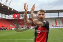 3. Liga; FC Ingolstadt 04 - FC Viktoria Köln; Sieg Jubel Freude Max Besuschkow (17, FCI) Spieler bedanken sich bei den Fans