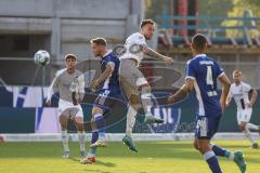 2.BL; Karlsruher SC - FC Ingolstadt 04; Zweikampf Kampf um den Ball Patrick Schmidt (32, FCI) Kobald Christoph (22 KSC)