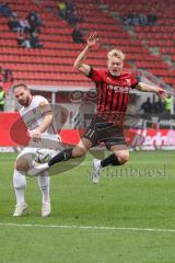 3. Liga; FC Ingolstadt 04 - Rot-Weiss Essen; Zweikampf Kampf um den Ball Tobias Bech (11, FCI) Herzenbruch Felix ( RWE)