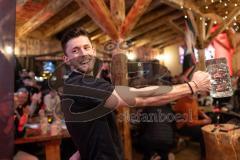 3. Liga; FC Ingolstadt 04 - Fantreffen im Sport-Treff Senners Alm, volles Haus; Maskrugstemmen, Linus Rosenlöcher (19, FCI) gibt die Ausgangszeit vor